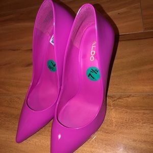 Magenta pumps